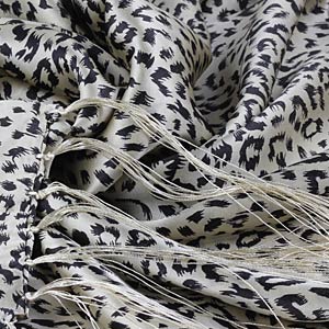 The detailed picture of Long Fringed Silk Scarves Silk Scarf Painting