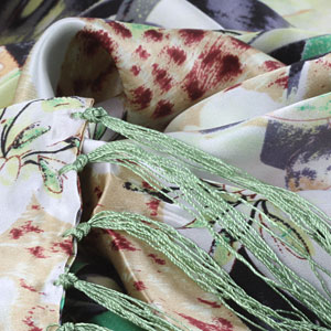The detailed picture of Long Fringed Silk Scarves Silk Scarf Painting