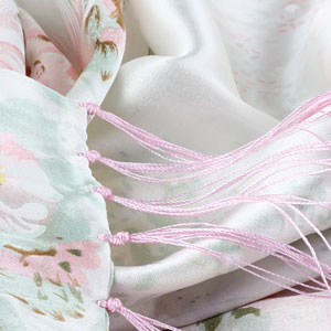 The detailed picture of Long Fringed Silk Scarves Silk Scarf Painting